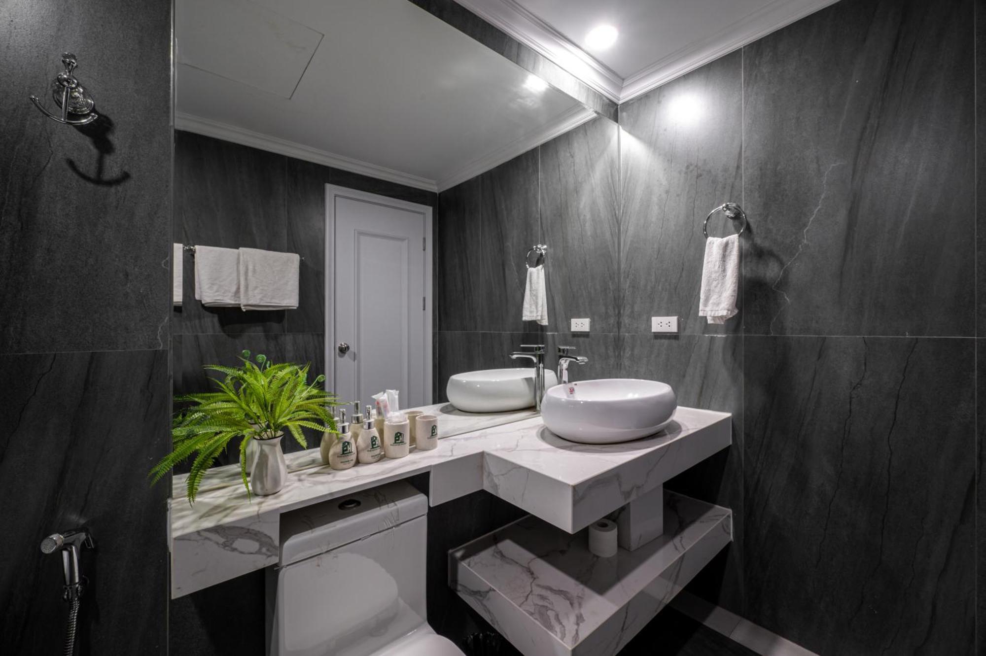 Luxe Paradise Suites Xuan Dieu Hanoi Exterior photo